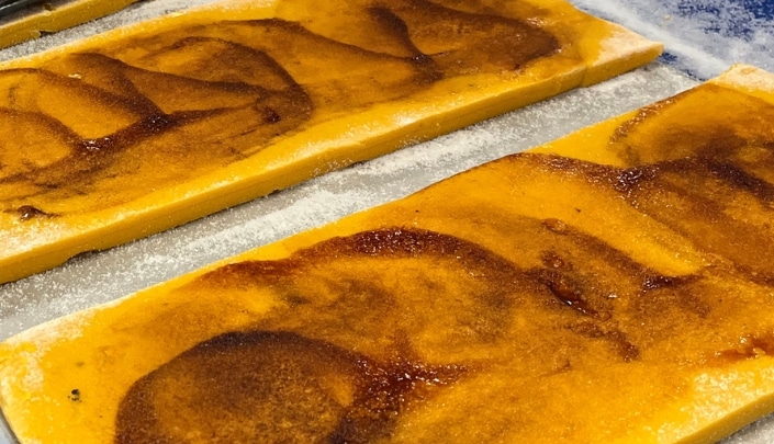 turrón de yema tostada al corte