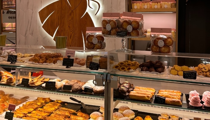 vitrina pasteleria La Mallorquina con productos de pasteleria