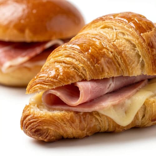 Detalle croissant mixto del pack clásico de La Mallorquina